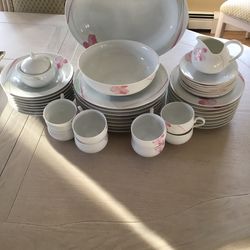 MIKASA - BEAUTIFUL IN   NEW MINT CONDITION MIKASA  8 PIECE  CHINA  - ONLY 25.00