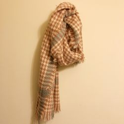 Oversided Blish Pink Houndstooth Knited Scarf with Mini Fringe