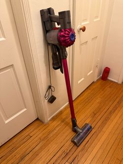 Dyson Cordless Stick Vacuum v7 w wall mount and attachments