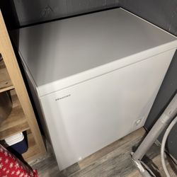 Hisense 7-cu ft Chest Freezer ( White ) 