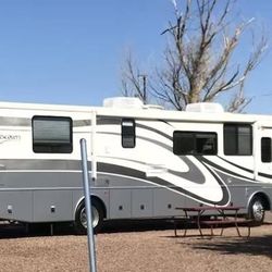 2002 Fleetwood Discovery 38P class a motorhome / rv