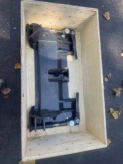 Mini skid loader attachment plate