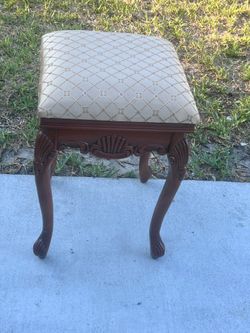 Design Toscano Grand Duchess Vanity Bench, 21 Inch, Walnut.  Used in good condition with some cosmetic blemishes. These blemishes are in the form of s