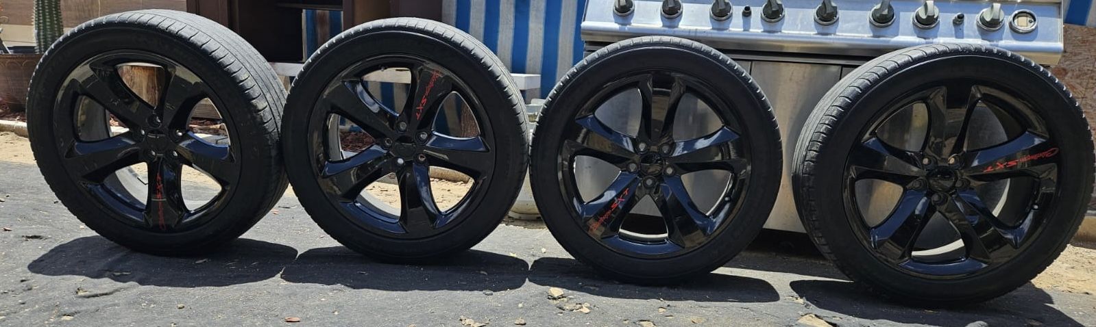Black Rims Challenger 20”..