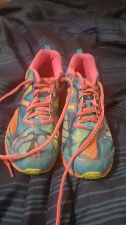 Girl new balance in great condition. Very light weight size 3. Need to go ASAP