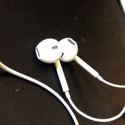 Apple EarPods With Lightening Connector