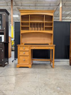 Pulaski Build a Bear Home collection Desk with Hutch