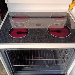 Like New GE white electric stove smooth top
Delivery Available

Functional GE electric range. White color with a smooth top. Has 4 burners and an oven