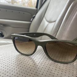 Rayban Sunglasses . Wayfarers (olive /army Green )