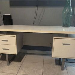 Escritorio moderno blanco con 4 cajones. Amplio y resistente. Ideal para oficina, estudio o tocador. En buen estado, con detalles normales de uso en l