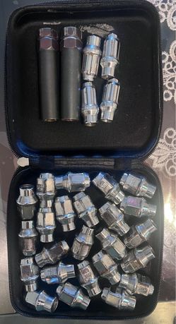 Toyota Lug Nut Set with Locking Nuts  and 2 keys