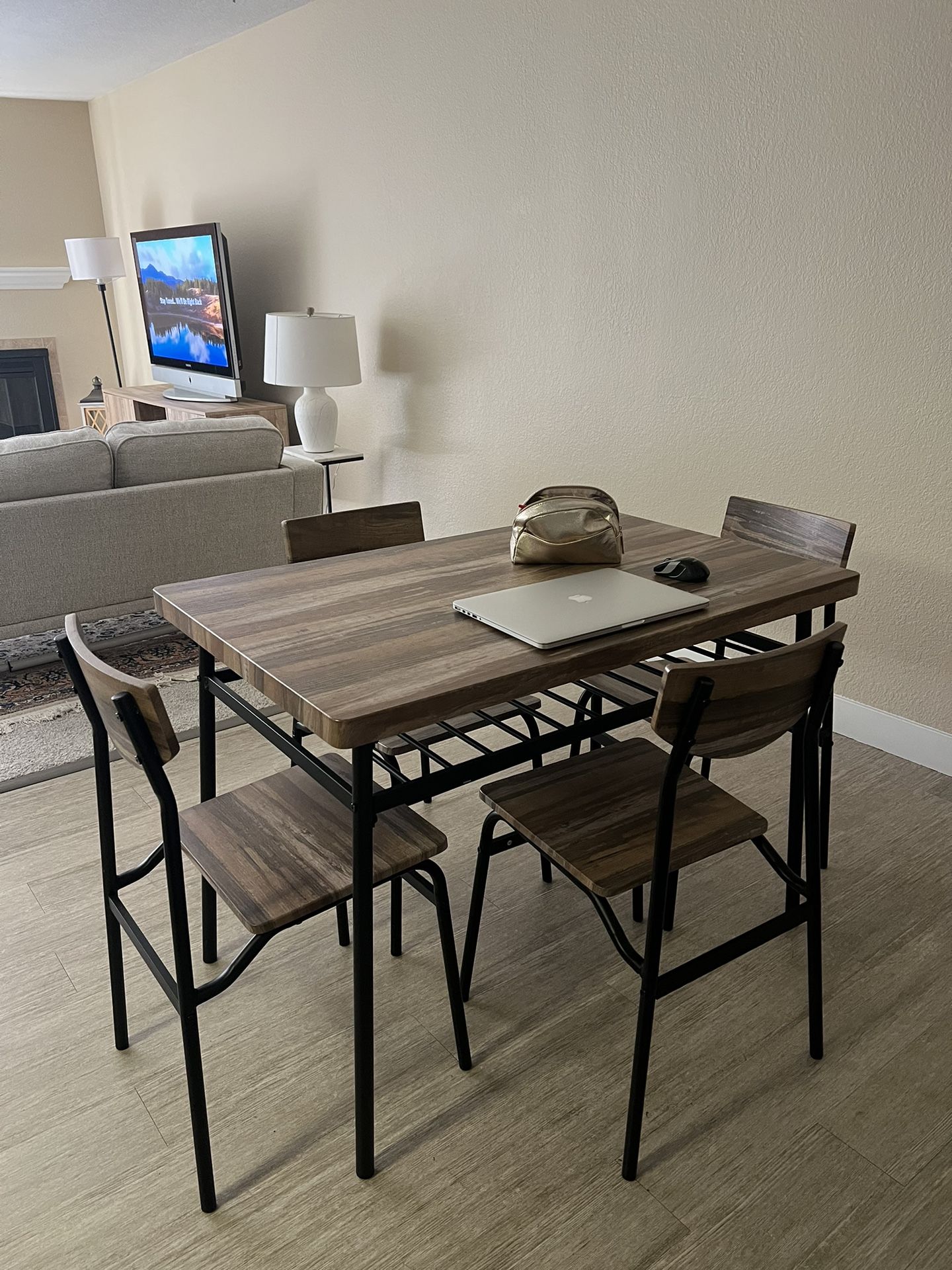 Wooden 4 Chair Dining Set. Like New