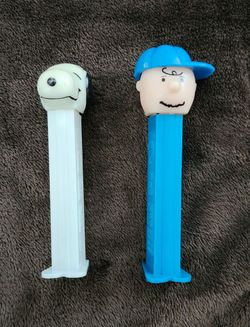 Vintage Peanuts Pez Dispensers Snoopy and Charlie Brown Characters Blue White Feet