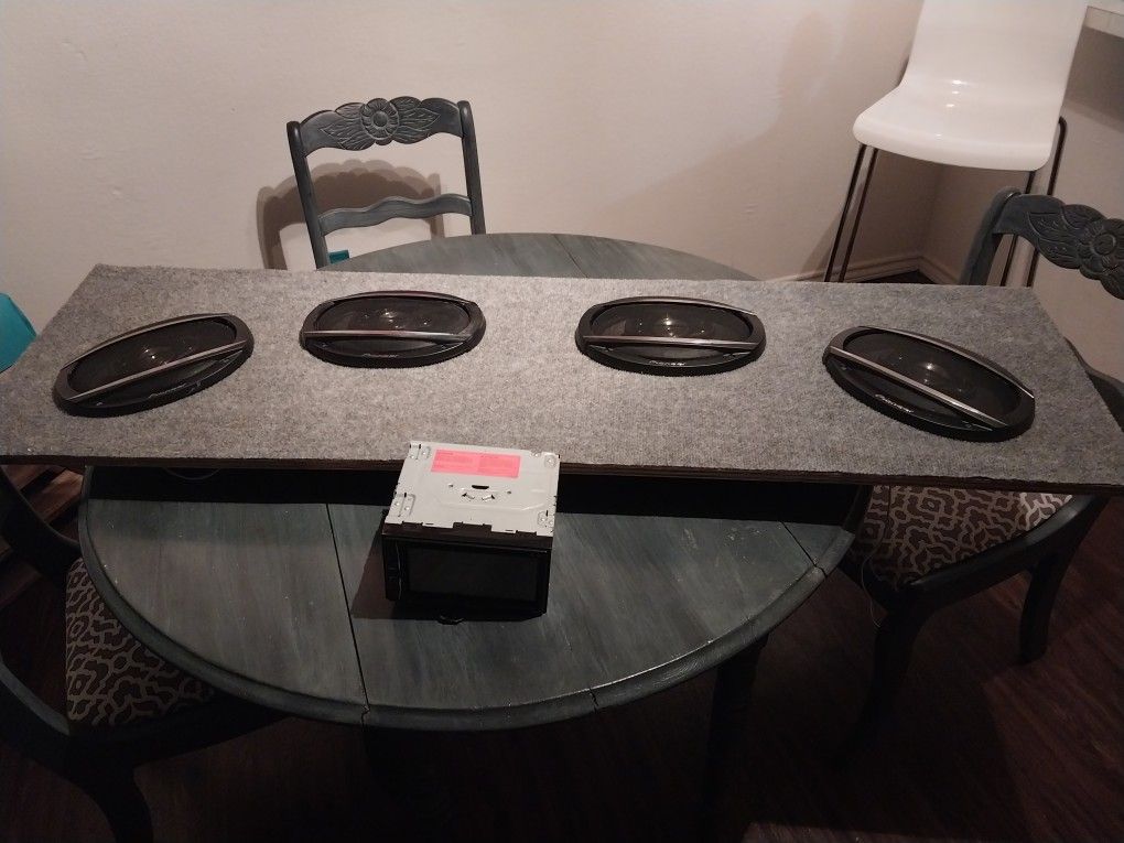 Pioneer indash 50x4 Model AVH-201EX Bluetooth.
Plays Dvds movies Has Rear usb input 2 Pair A pioneer 5 way 6x9s 700 Watts Maxx Each