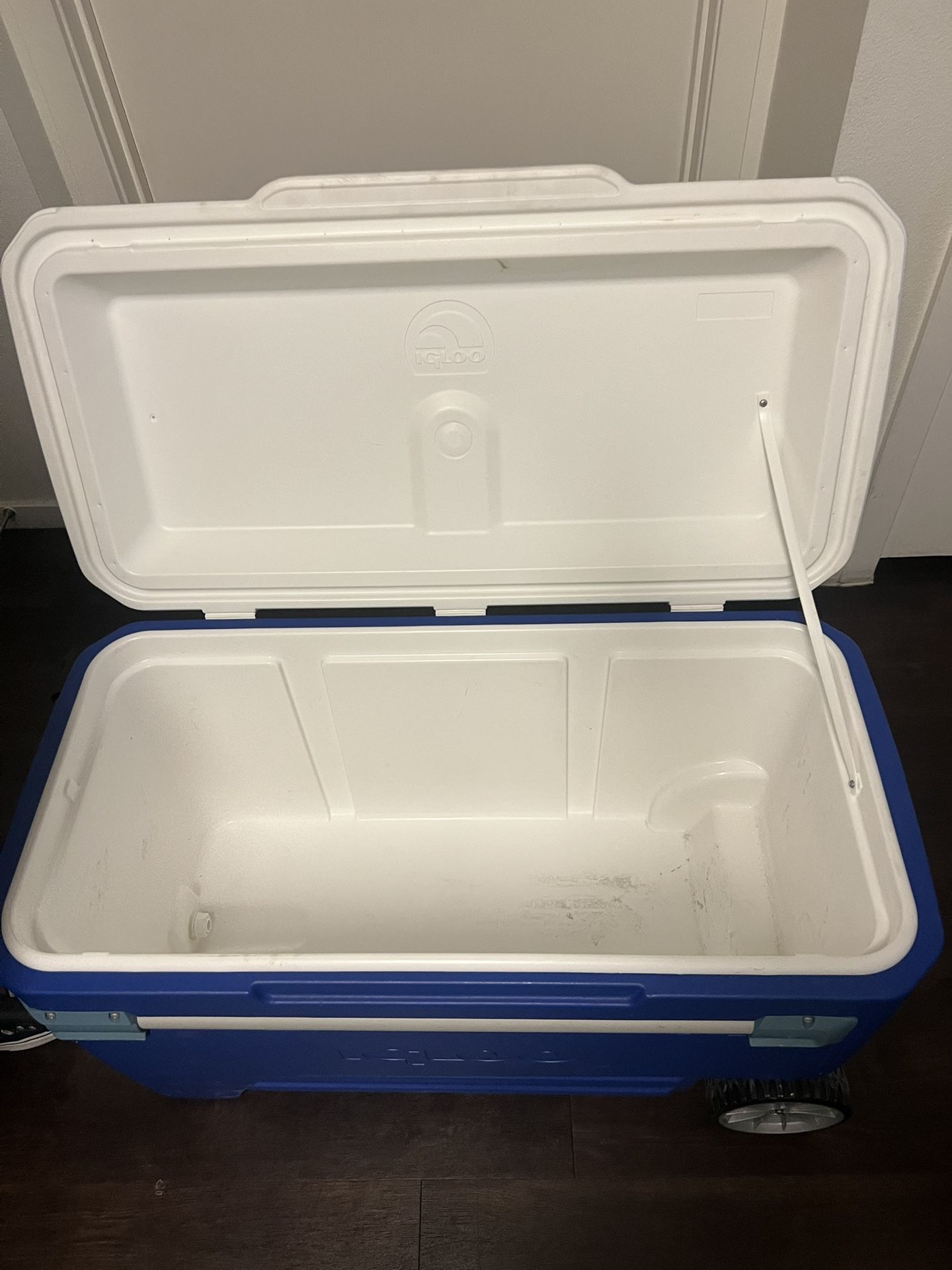 The brand is an igloo cooler 110qt