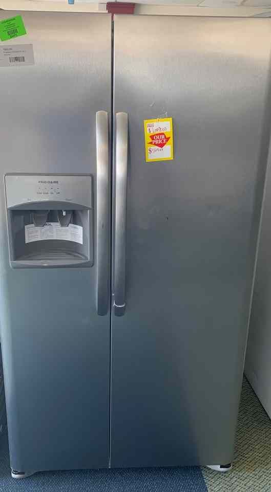 Brand new Frigidaire LFSS2612TF refrigerator K