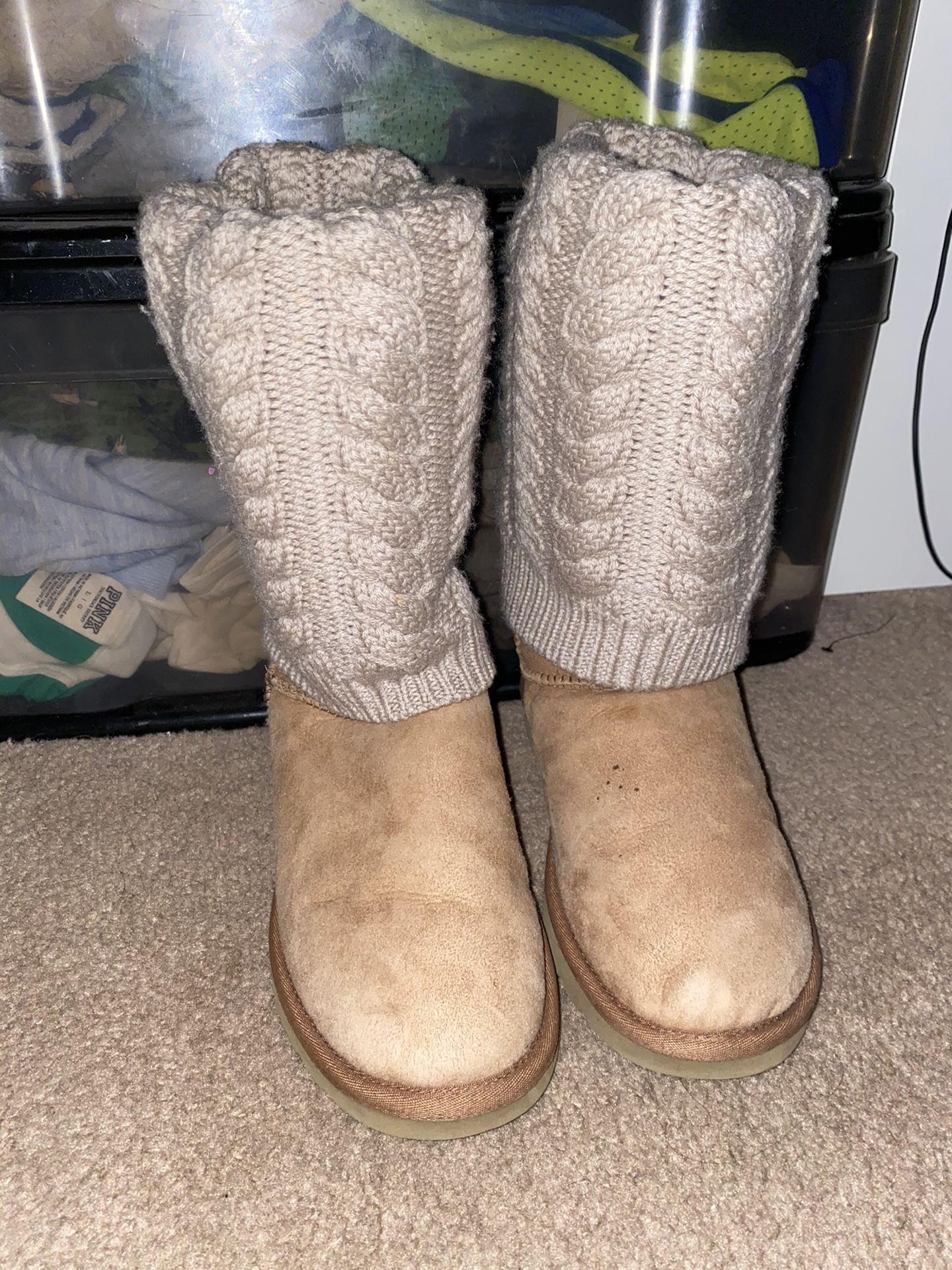 Gently Used Ugg’s With Knit Top Size 6