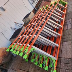 8ft CROSS X STEP FIBERGLASS LADDER,  $110  cada Una 