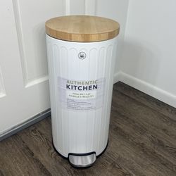 Authentic kitchen trashcan pedal bin with bamboo top 7.9 gal New