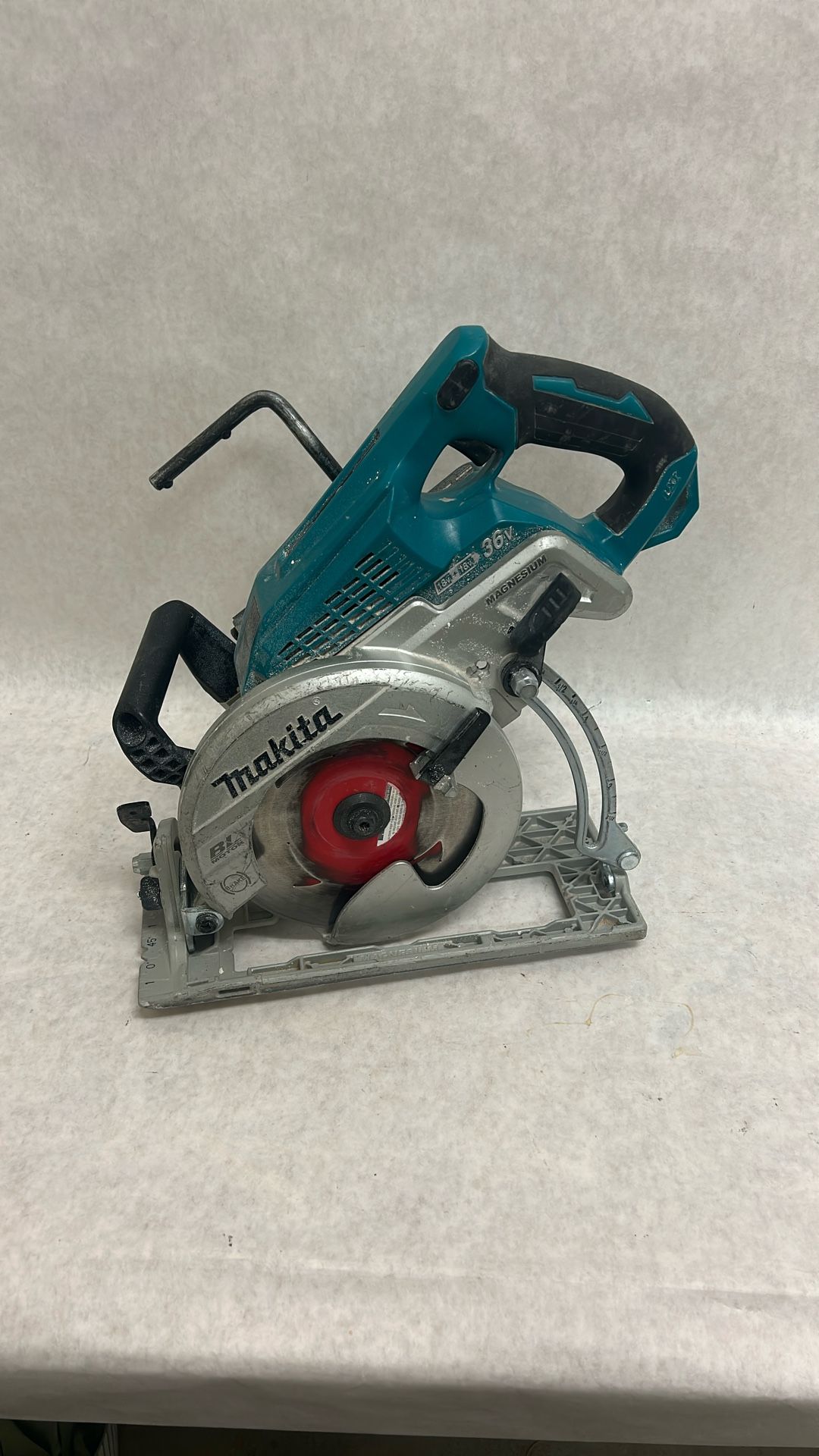 Makita 36 V cordless saw with two batteries