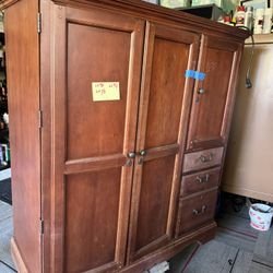 Desk/cabinet 