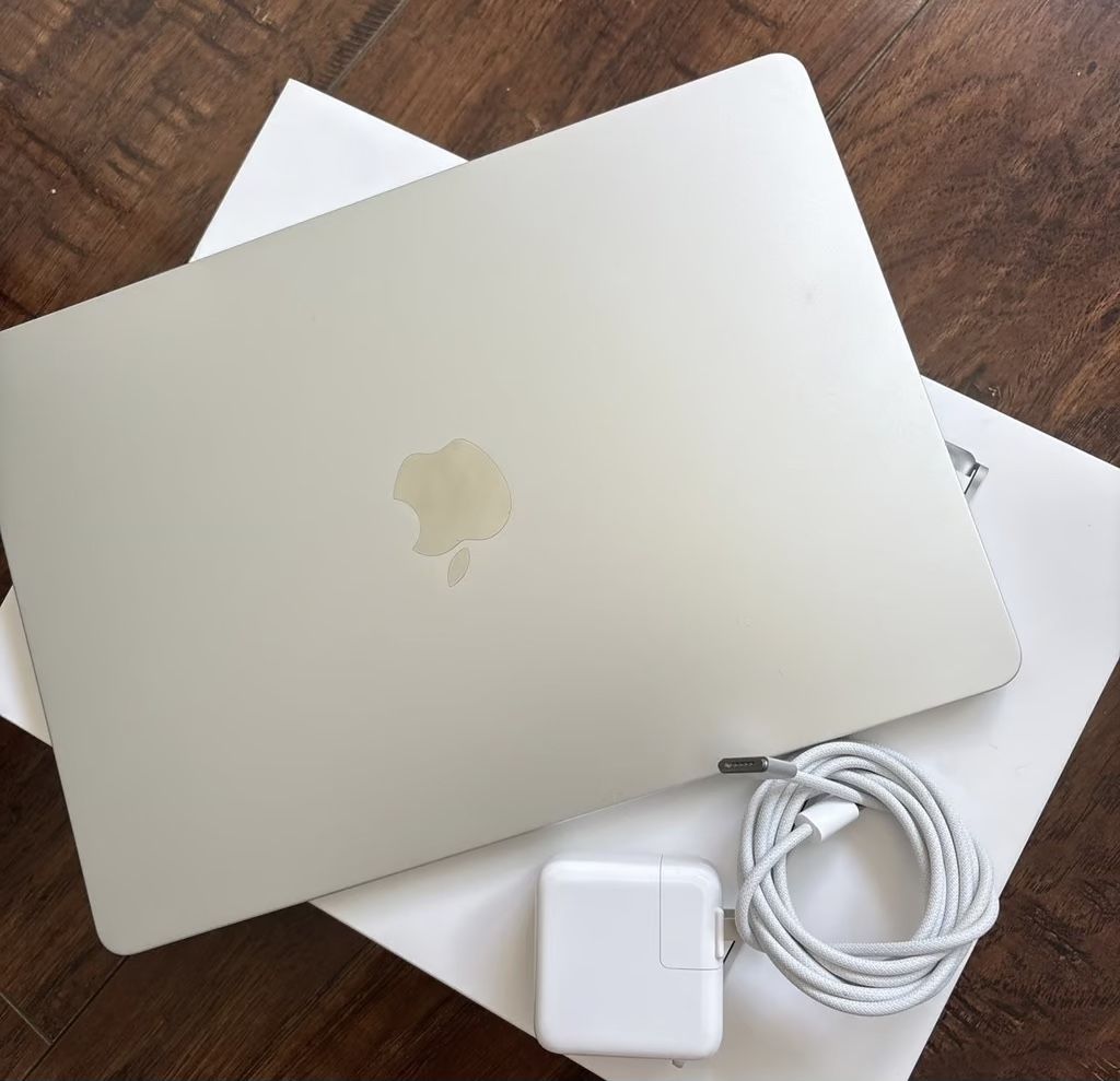2024 Apple MacBook Air 13-inch M3 Chip 16GB RAM 256GB SSD Silver