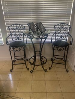 High Class table and 2 Chairs