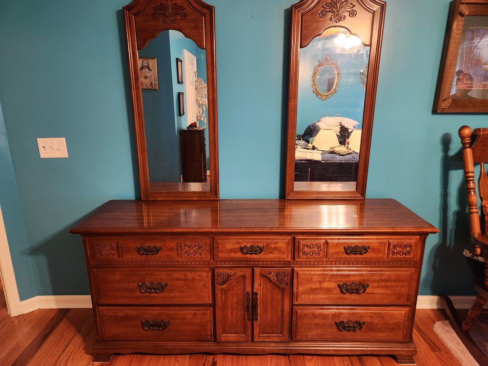 Solid Wood Vintage Bedroom Set. Dresser 62x12x32H Mirrors (2) Armoire 42x19x56H Nightstands 25x17x23