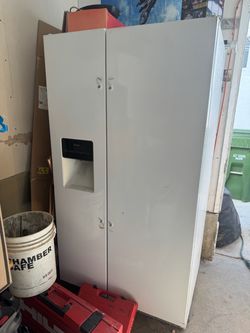 Side by side refrigerator/freezer ice maker