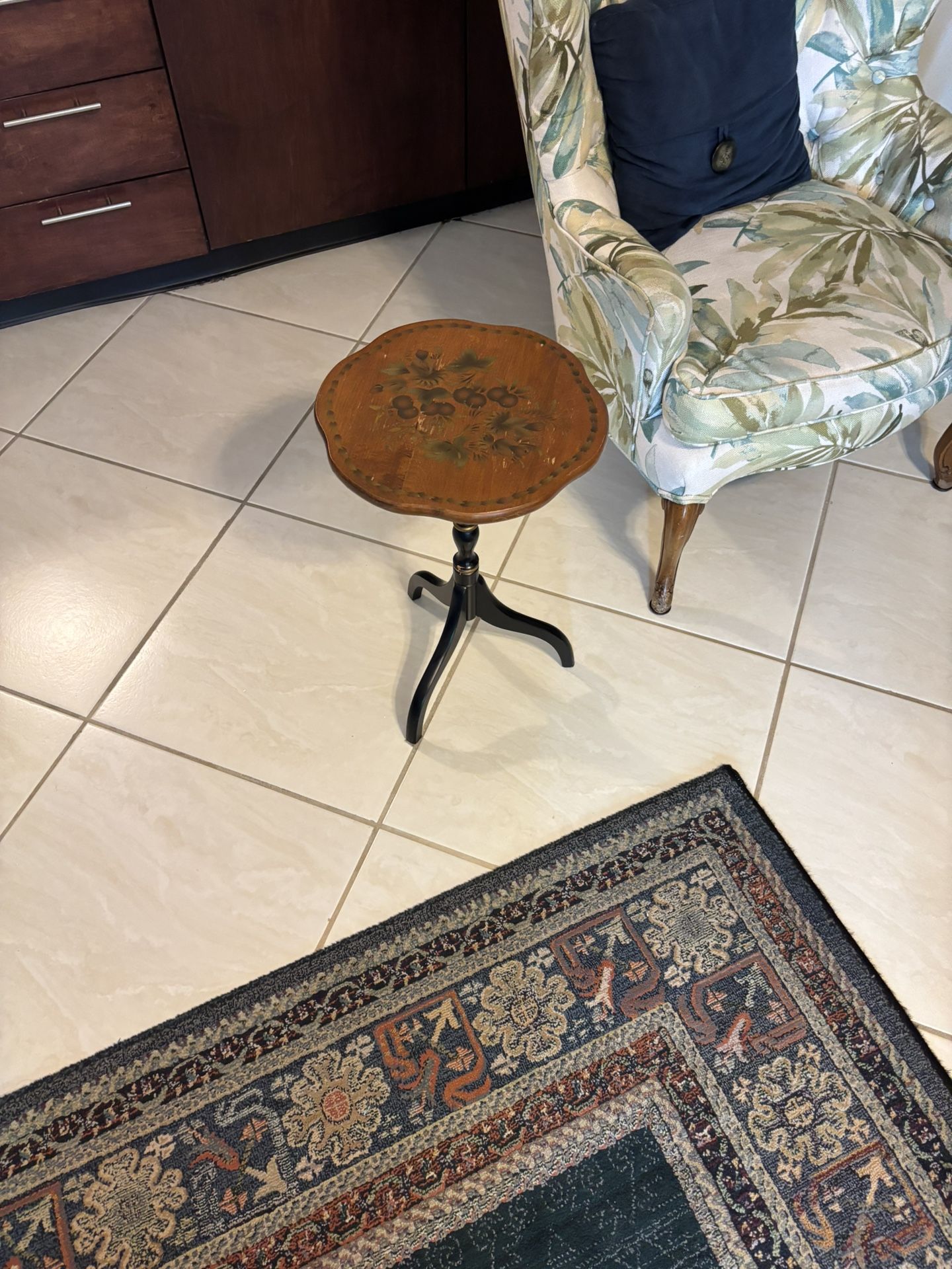 Beautiful genuine Hitchcock, occasional table and excellent condition