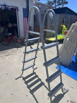 Pool ladder