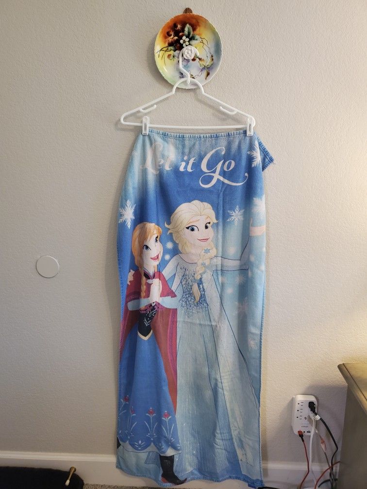 Disney Frozen "Let It Go" towel features sisters Anna and Elsa