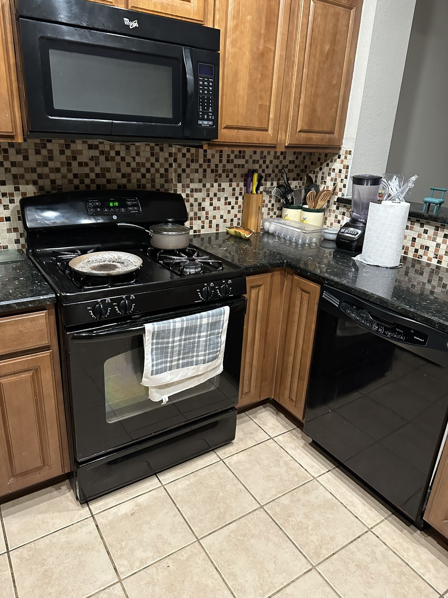 Refregerator Microwave dishwasher And Oven Range