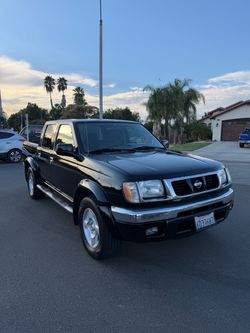 Nissan Frontier 2000 4D