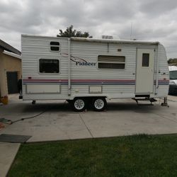 One Owner 2004 Pioneer 18 Ft Bunkhouse Travel Trailer