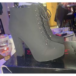 New! Woman’s Size 9 .    3” High BLK Heels Located Off Lake Mead And Simmons Area Asking $20