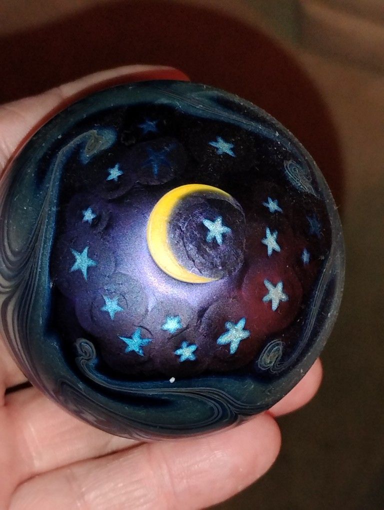 Beautiful Vintage 1977 World Famous Lundberg Studio Glass Art Paperweight