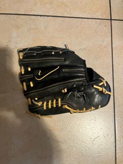 Black Nike baseball glove