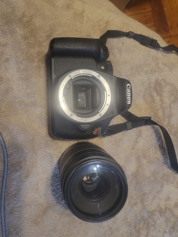 Canon E0S Rebel T5 Camera 