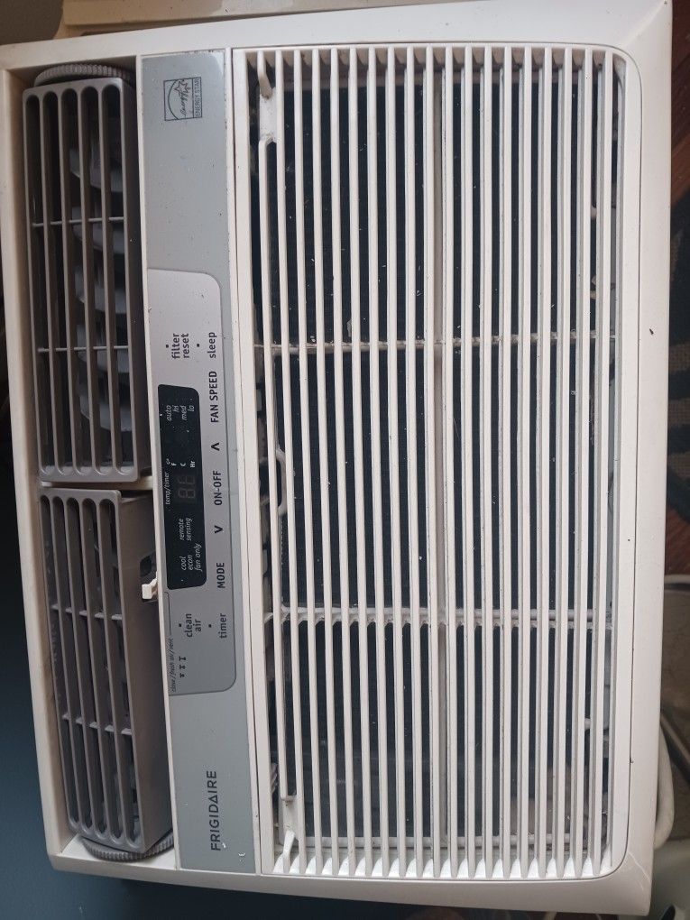 FRIGIDAIRE window AC 12000 BTU