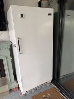 White Upright Stand-Up Freezer – Spacious Storage