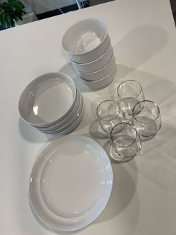 Porcelain Dinnerware Set – Excellent Condition