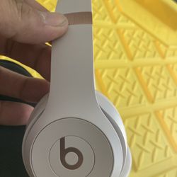 Beats by Dr. Dre Solo 4 - Wireless Bluetooth On-Ear Headphones Cloud Pink