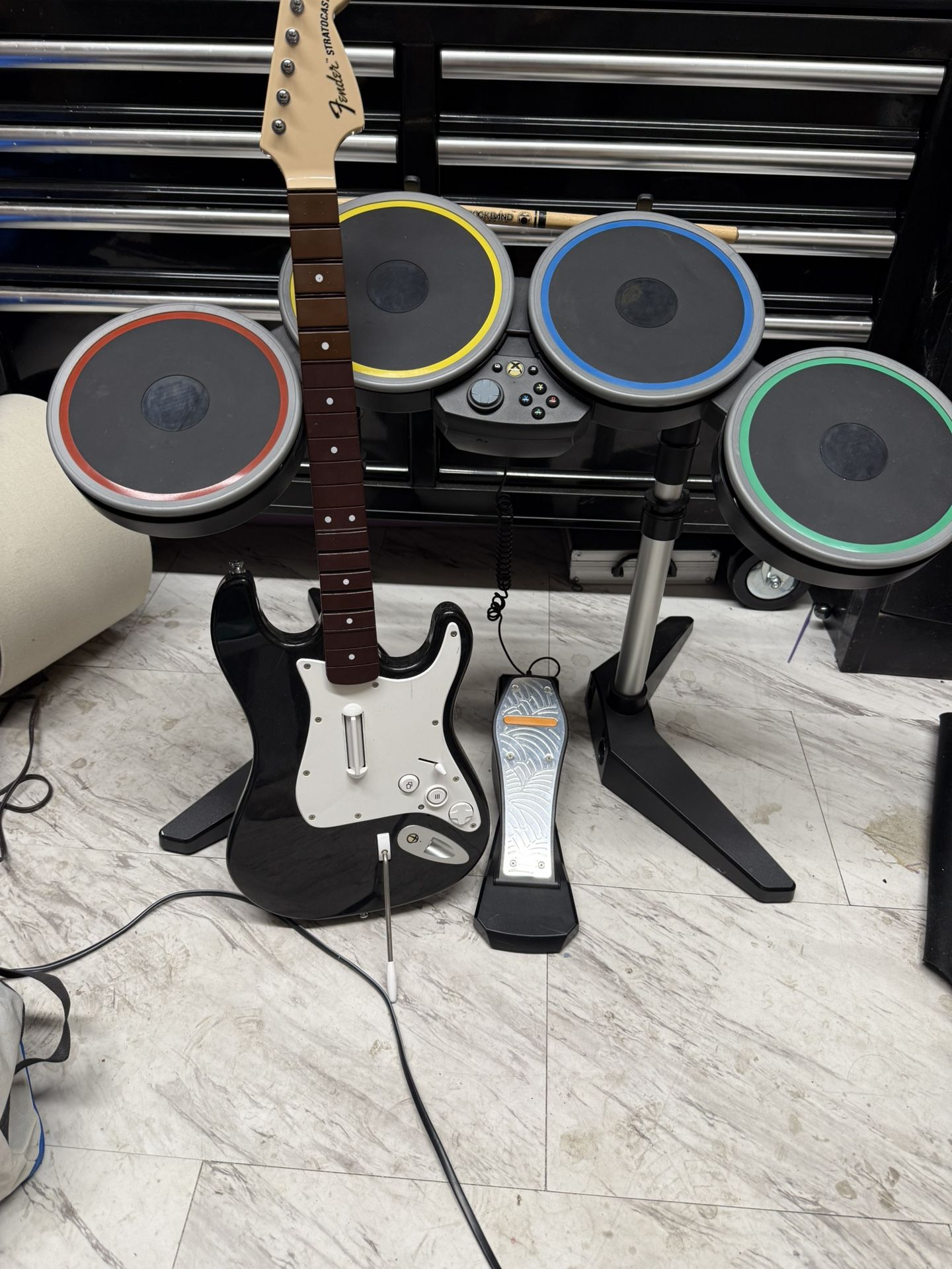 ROCKBAND 4 SET DRUMS AND GUITAR