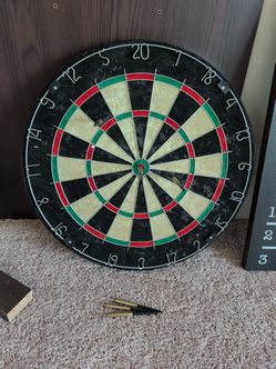 Bristle Dartboard with Darts