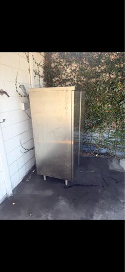 Metal cabinet