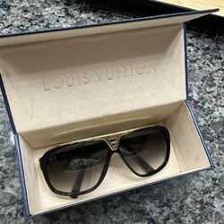 This pair of Louis Vuitton sunglasses carries a bold and classy design meant to effortlessly represent the star in you. The Z0350W Evidence Sunglasses