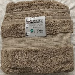 Bath towel with tag/ 100 % cotton/ 30 × 58 inches/ new with tag/ see discription 👍👍