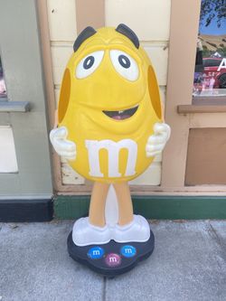 41” M&M Store Display Character Yellow Figure Toy store Display Storage On Wheels ~ VERY GOOD CONDITION LIGHT SURFACE MARKS. Fremont pick up $150