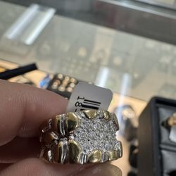 10kyg Mens Ring Nugget Style w/ Dia Chips (Size 7) (Approximately 5.74Grams) 